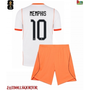 Nederländerna Memphis Depay #10 Borta Kläder Barn VM 2026 Kortärmad (+ Korta byxor)